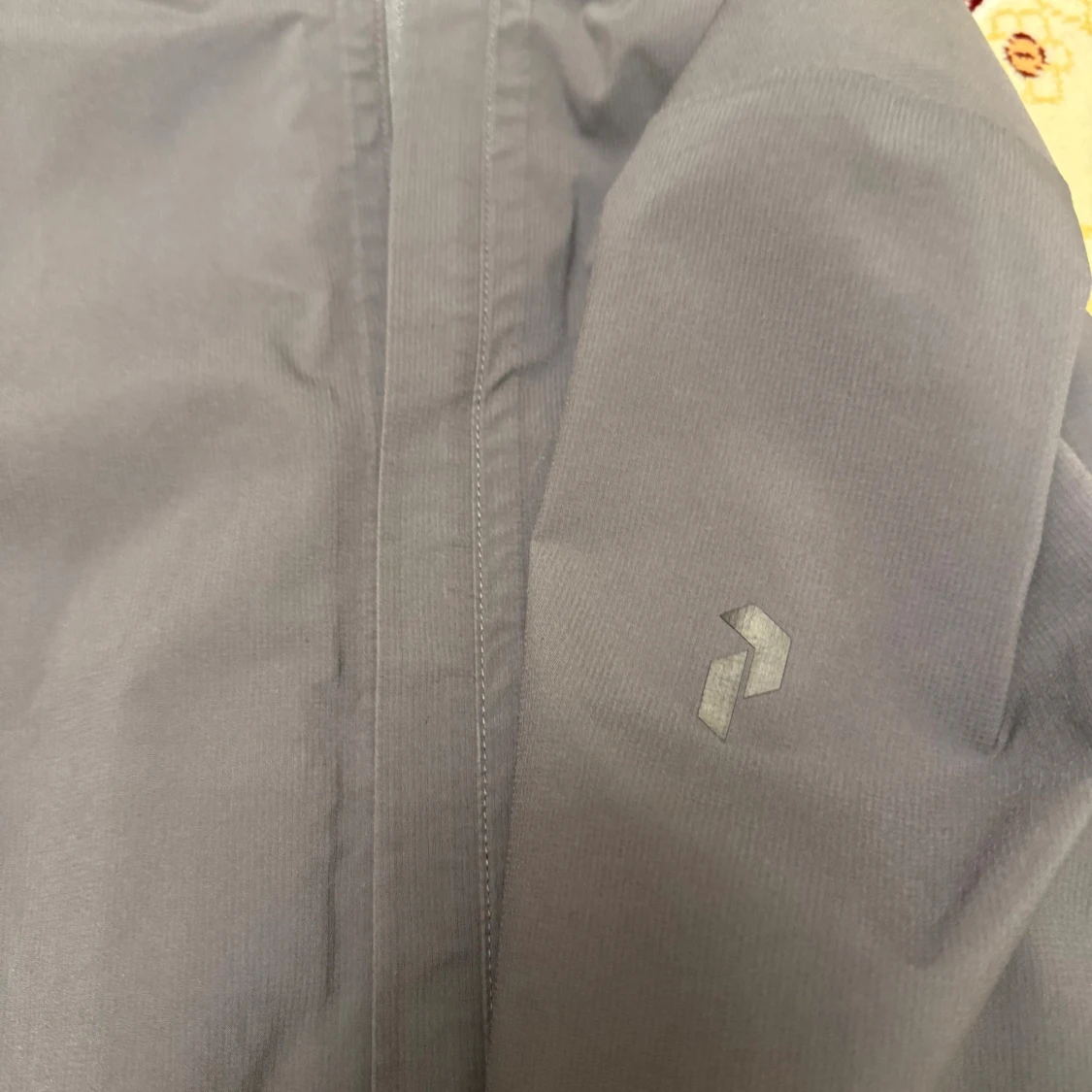 Grå vindjacka Peak Performance  - 2