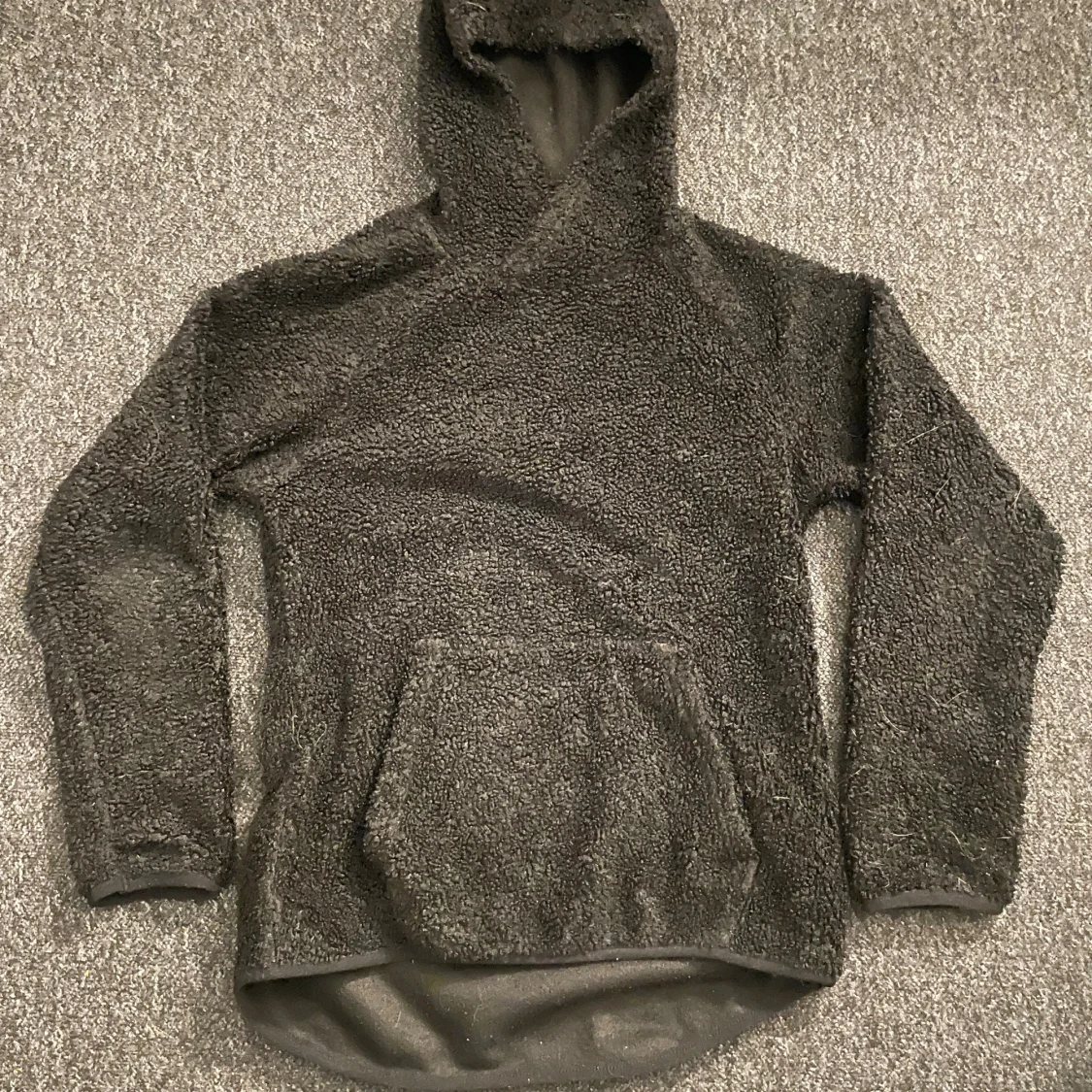 Svart fleece hoodie High Mountain
