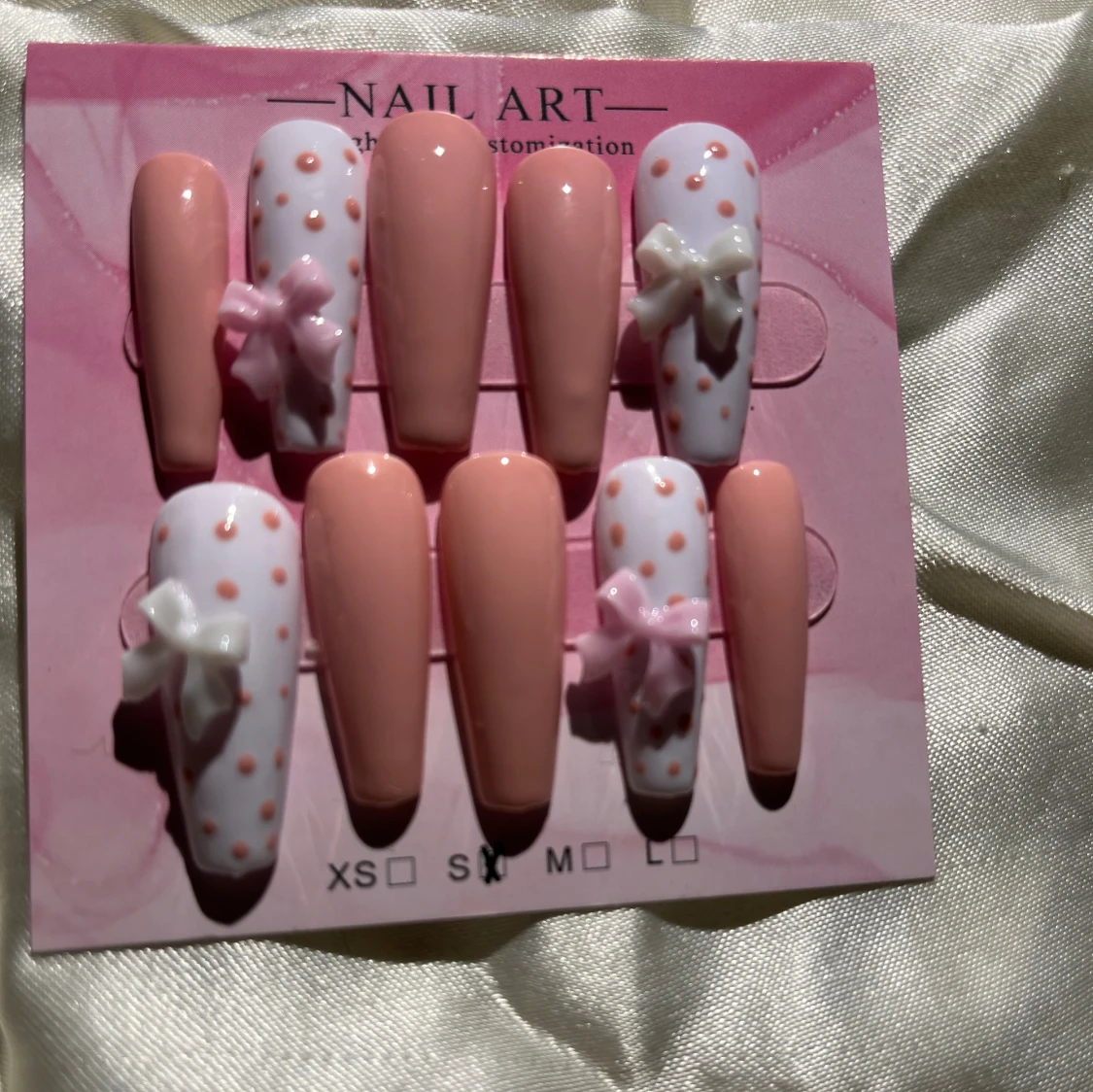 Söta rosa och vita lösnaglar - 1