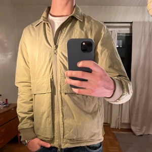 Olivgrön Peak Performance jacka  - Säljer denna sjukt snygga jackan från Peak Performance⭐️ Färgen är grön och storleken är M✅ Den har inga defekter och skicket är utomordentligt🙌🤝 Sjukt najs passform och passar perfekt till hösten🍁🙌 Tveka inte på att höra av er dig vid minsta fråga eller fundering😊