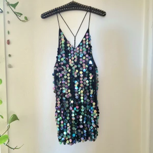 Miniklänning med paljetter - Miniklänning med paljetter från bella barnett. Aldrig använd då jag inte kände mig bekväm i den 💃 Återuppladdad för fri frakt. Jag har mycket annat uppe på sidan, både herr och damkläder. Köp gärna bundle för att få rabatt 🤗 