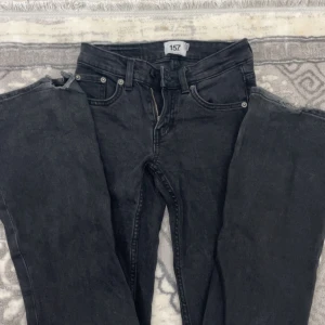 Flare jeans från lager 157 - Säljer mina utsvängda jeans från lager 157 ”low boot” köpte detta året runt vår och har haft på mig de ett par gånger och är sliten på slutet av jeansen, köpte för 400kr