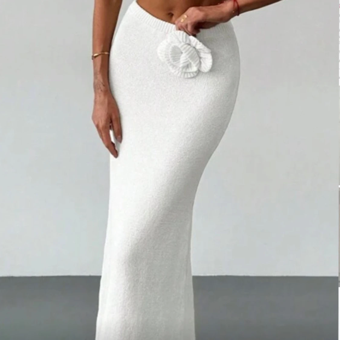 Vitt stickat set med blomdetalj - 1