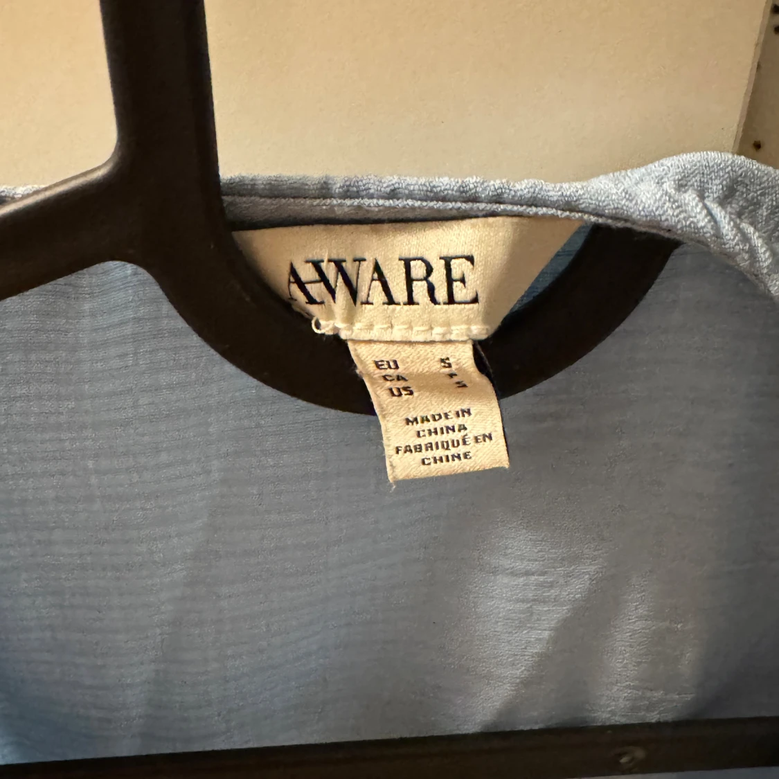 Ljusblå blus med snörning från AWARE - 2