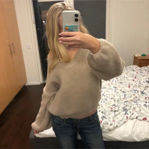 Beige stickad tröja - Beige v-ringad stickad tröja ifrån Shein💞aldrig använd, bara att fråga om fler bilder eller diskutera priset