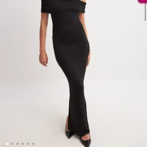 Svart offshoulder långklänning NA-KD - SÖKER !!!!!!Supersnygg svart långklänning från NA-KD, söker storlek S eller M !!! Söker liknade eller exakt den. Gärna i bra skick eller ny!