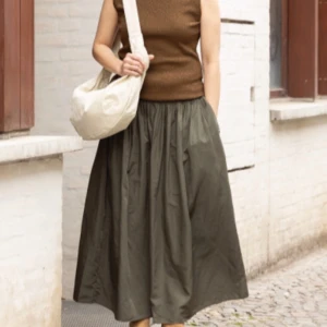 Helt ny Uniqlo nylon axelväska i beige (mellanstorlek) - Uniqlo nylon axelväska i beige (mellanstorlek). Rymlig och lätt – rymmer A4-block, liten dator och vardagsprylar. Vattentåligt material och justerbar rem. I mycket fint skick, inget fel.