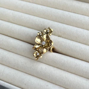 Ioaku ”La Fleur Mutli Ring” inspirerad ring - Aldrig använd, 18K guldpläterad och tillverkad i rostfritt stål. Nickelfri. Om du har fler frågor, tveka inte att höra av dig 🤗