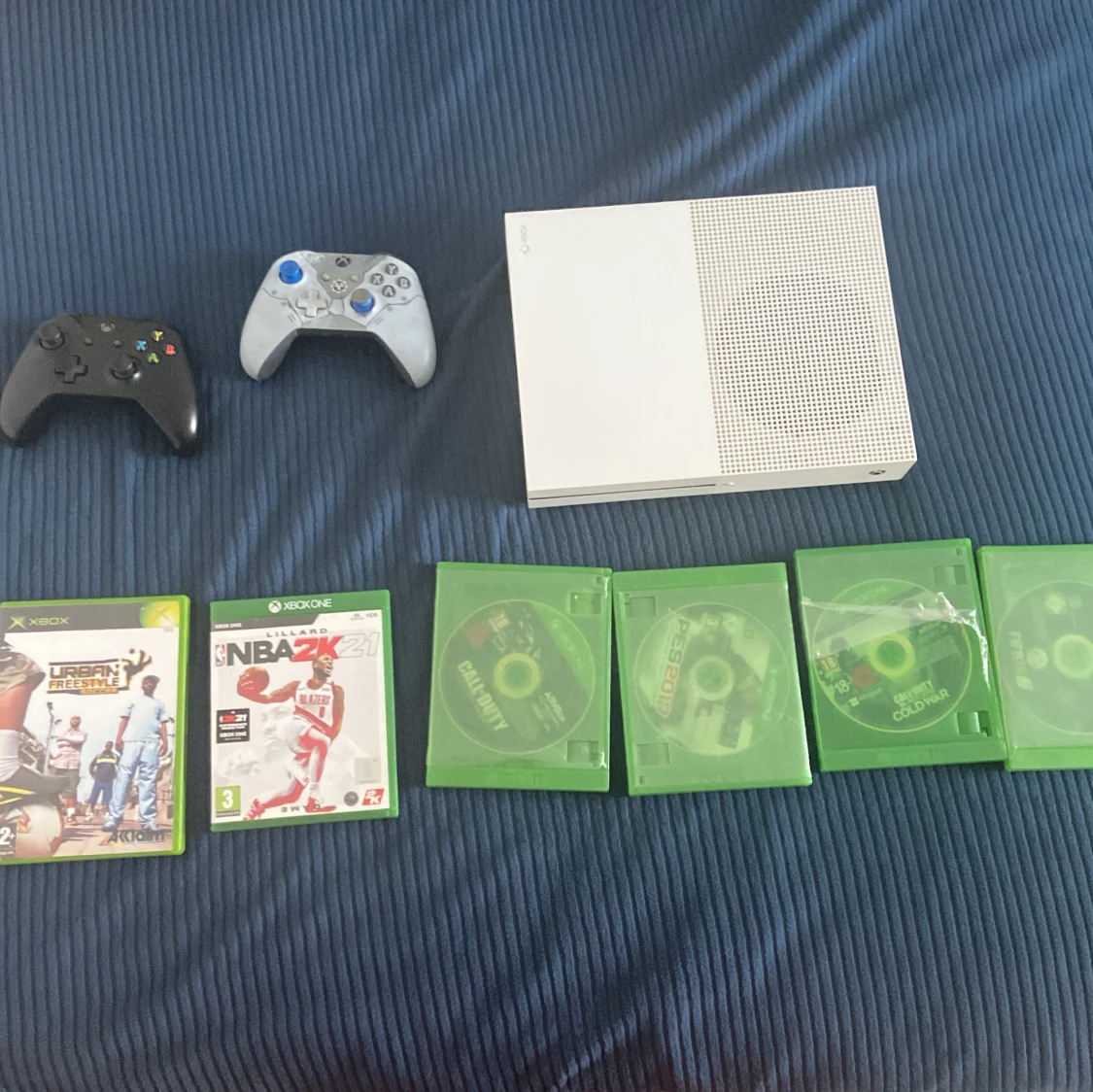 Xbox One S 1TB med 2 handkontroller och spel