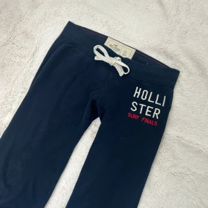 Hollister lågmidjade byxor  - Ett par byxor från Hollister i storlek XS. Rakt över midjemått: ca 35cm. Innebenslängd: ca 77cm. Jag fraktar inom 24h. Se liknande plagg i min profil! 