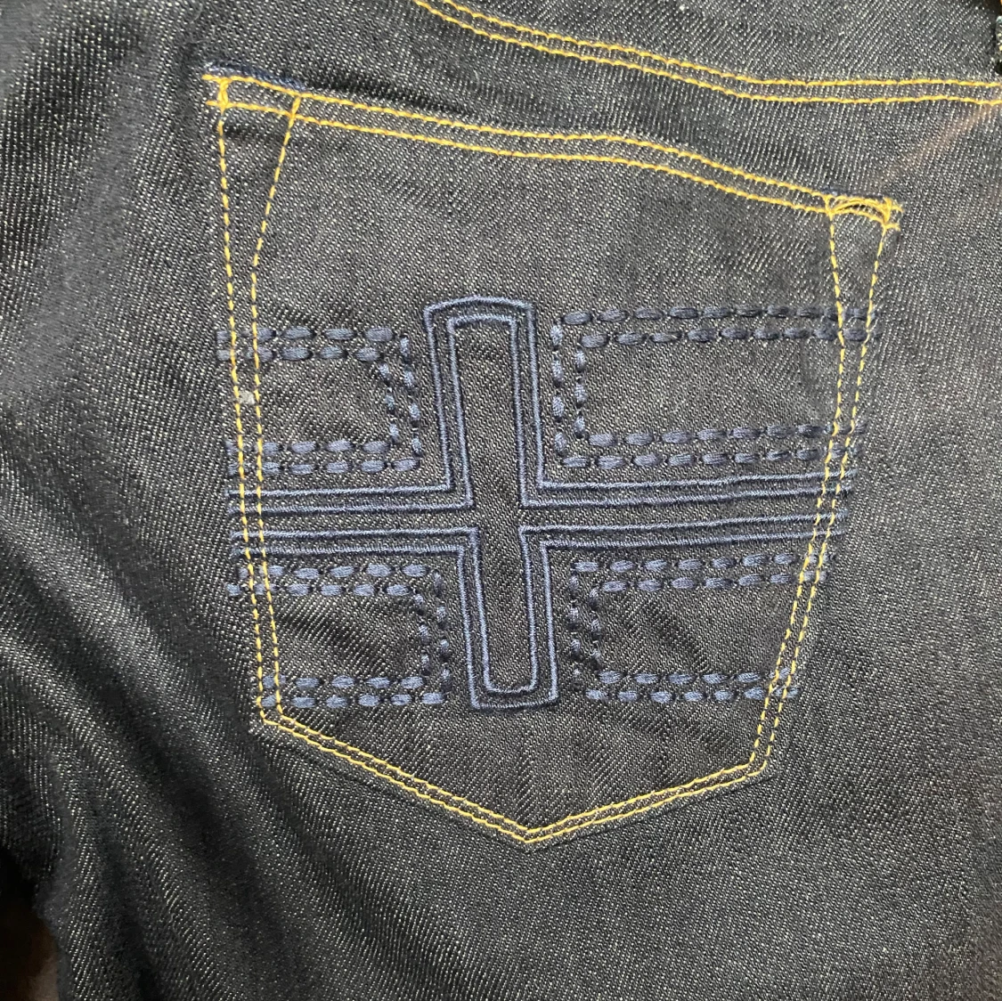 Mörkblå jeans med svart spets - 90 cm innerbenslängd  - 1