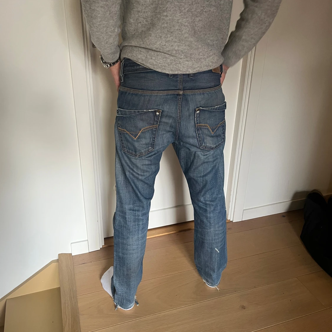 Blå slitna jeans från Diesel - 1