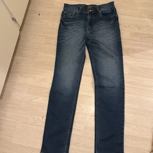 Mörkblå Replay jeans straight fit - Säljer ett par mörkblå jeans från Replay med klassisk femficksdesign och snygga slitningar framtill. Jeansen har rak passform och normal midja, perfekta för en avslappnad men stilren look. Materialet är mjukt och stretchigt jeans för extra komfort. Storlek 32. Pris kan diskuteras 500