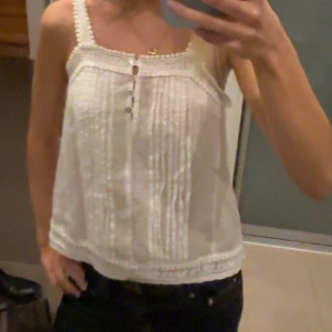 Vitt linne - Säljer ett sötr vitt linne som tyvärr inte kommer till användning. Storlek xs/s