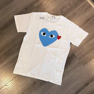 Commes Des Garçons CDG Play - Säljer denna helt nya, riktigt fina CDG T-shirten i en av de snyggaste modellerna. På tröjan står det M men den passar S. Skriv gärna vid intresse och för mer info! 