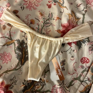 Calzedonia bikini - Bikinitrosor från Calzedonia, shiny satin i färgen coco white, storlek S, endast testade. Nypris 349🩷