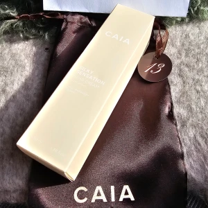 CAIA Silky Sensation Hand Cream Warm amber - Silky Sensation Hand Cream - Warm Amber  Återfuktande handkräm med mjukgörande känsla. 75 ml.  Ord. pris: 245 kr