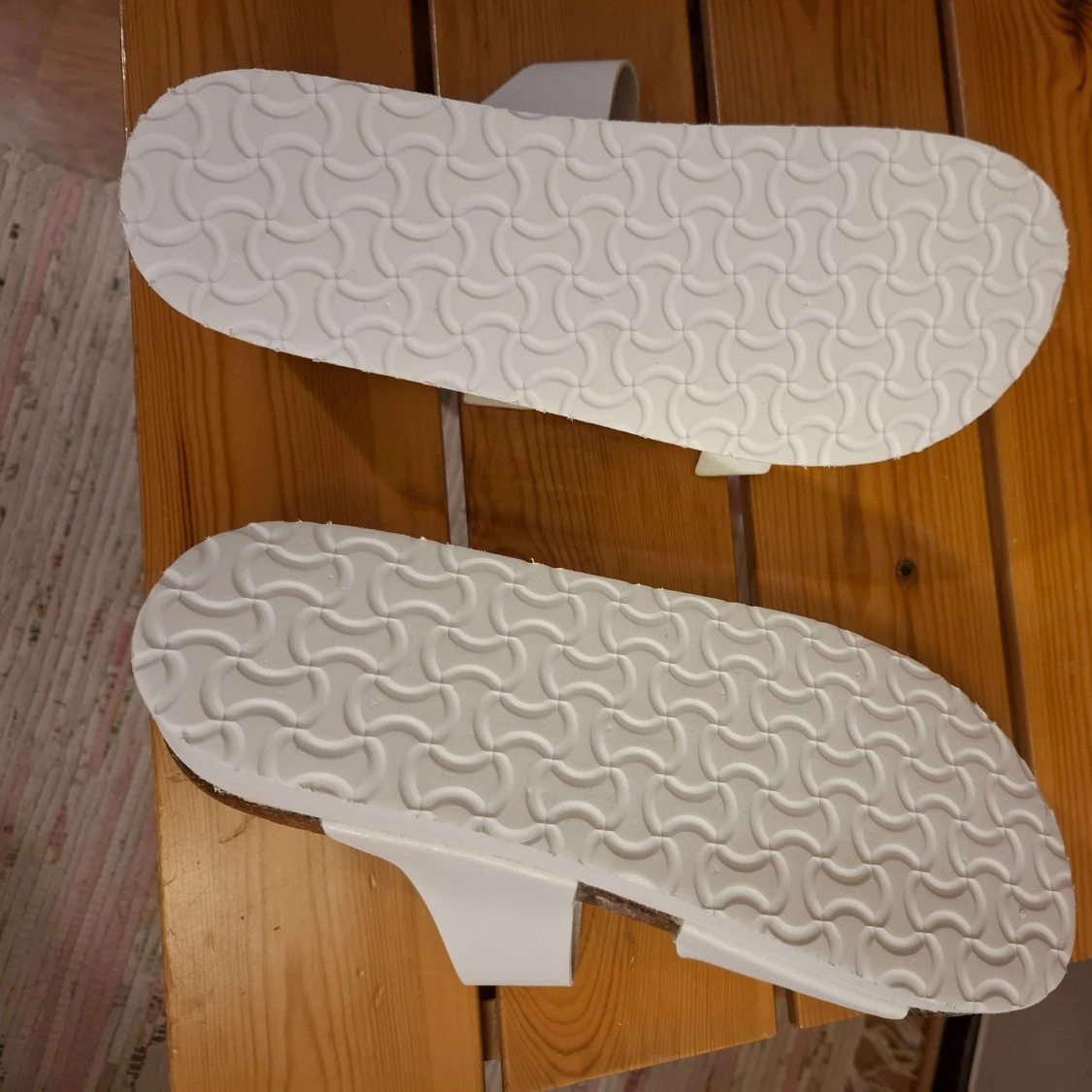 Vita sandaler med plattform och spännen - 4