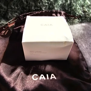 CAIA Soft Locks Leave-in Conditioner 20Oml - Soft Locks Leave In Conditioner  Leave-in balsam som mjukgör och vårdar håret. 200 ml.  Ord. pris: 275 kr