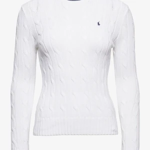 Vit kabelstickad tröja från Ralph Lauren - Som ny! Stl XL men skulle säga mer som 38 (M)  nypris 2000kr. Vit kabelstickad tröja från Ralph Lauren med klassisk rund hals och långärmad design. Tröjan har det ikoniska blå Polo-logot broderat på bröstet och ribbade muddar vid ärmslut och nederkant. Perfekt för dig som gillar stilren och tidlös look.