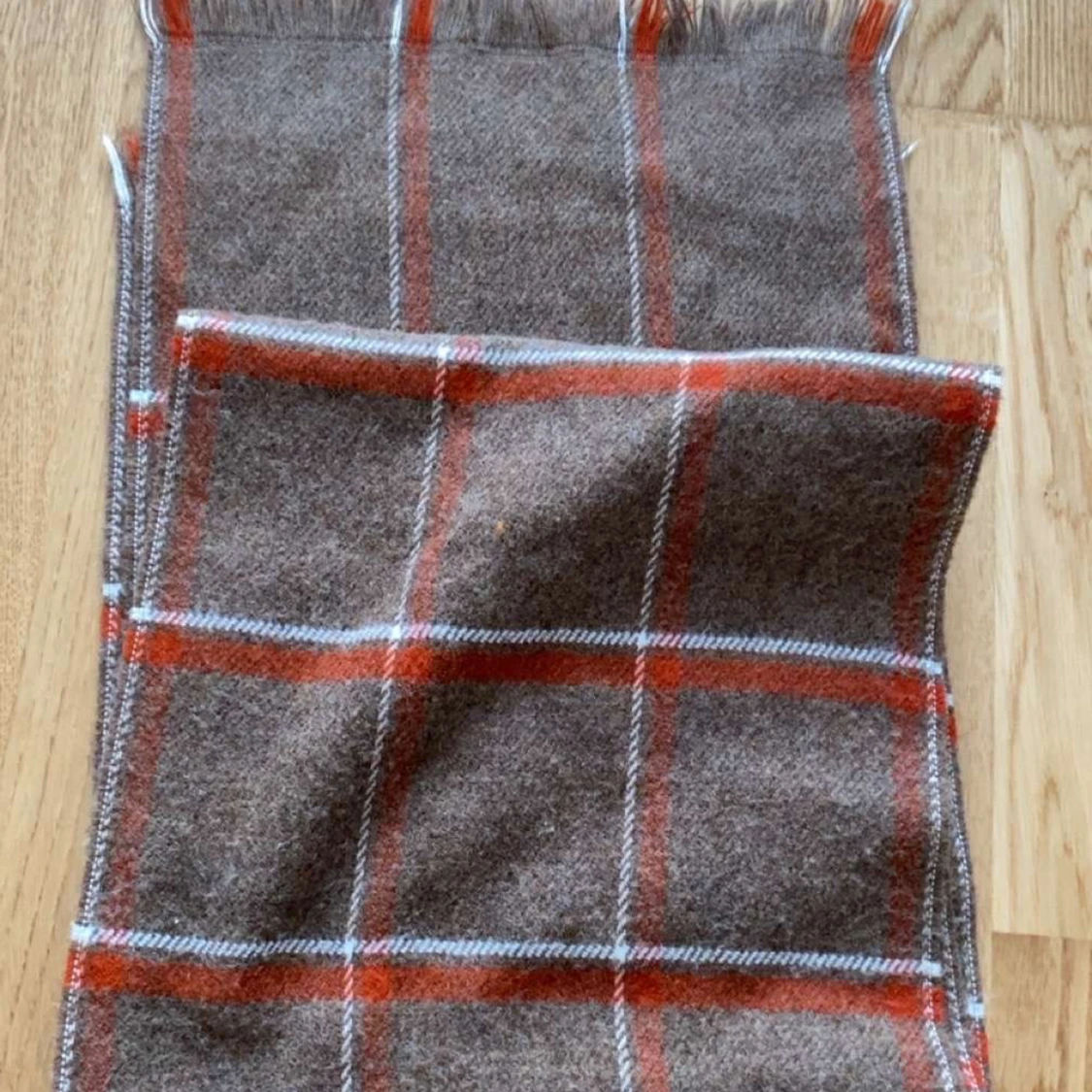 Brun rutig halsduk med orange detaljer