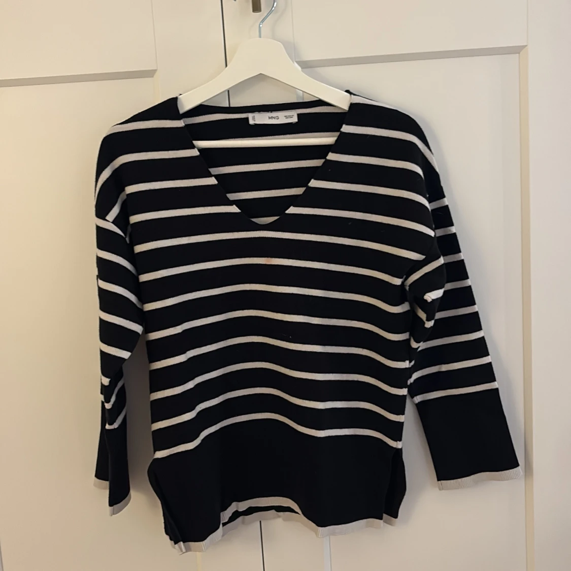 Randig svartvit tröja från MANGO