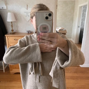 Stickad tröja - Så fin stickad tröja med knytning vid ärmarna❤️i stl L men passar även S och Xs, Jag har vanligtvis xs/s🫶