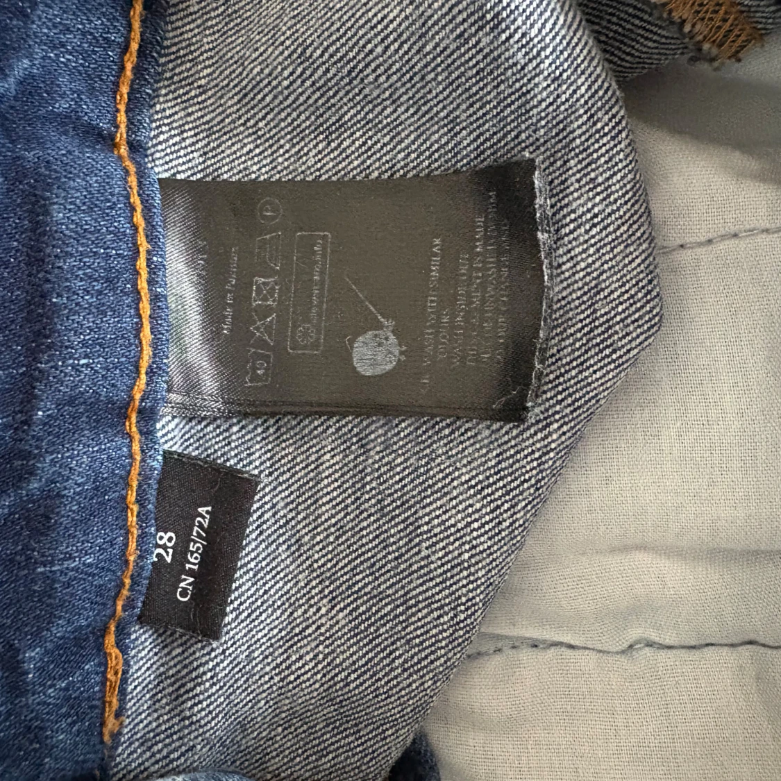 Mörkblå jeansbyxor från Monki med knappar - 3