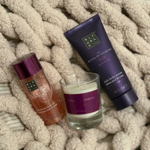 The Ritual of Yozakura set - Upptäck The Ritual of Yozakura – ett kit med shimmering body oil, rich body cream och doftljus. Perfekt för dig som vill ha en lyxig self-care stund med snyggt glow. Volym på body cream: 70 ml.