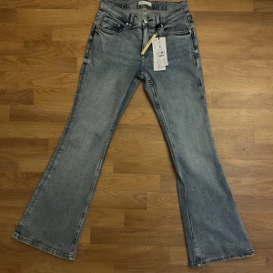 Bootcut jeans från Gina - Ljusblåa bootcut jeans, prislappen är fortfarande kvar🫶🏻 Säljer för att dem tyvärr var för små🫶🏻 Nypris: 499kr