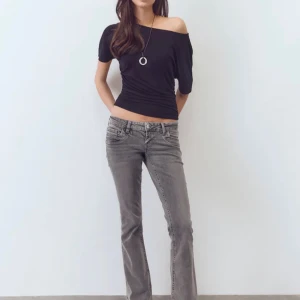Grå bootcut jeans låg midja - Snygga grå jeans med bootcut passform och låg midja. Jeansen har klassisk femficksdesign och är tillverkade i mjukt jeanstyg. Perfekta för dig som gillar en avslappnad och trendig stil.