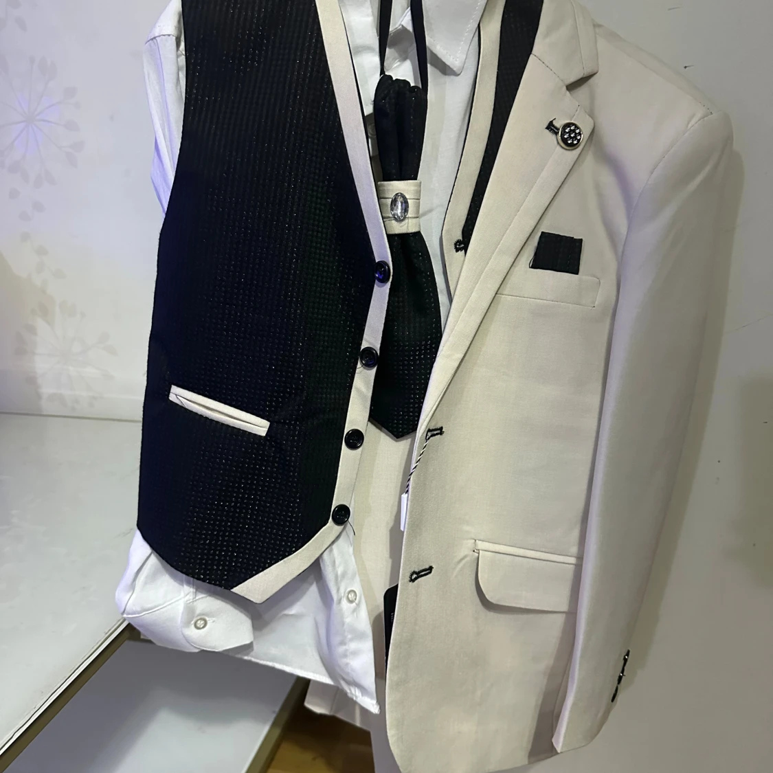 Beige kostym med svart väst och slips - 2