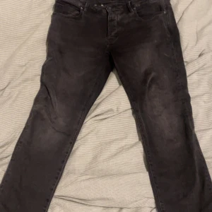 Svarta slim fit jeans Lou Slim 32/30 - Svarta jeans från Neuw i storlek 32/30. Modellen är slim fit med lite strech. Jeansen är otroligt snygga och sitter tajt men bekvämt längs benen. Jeansen är inte mycket använda och har mycket kvar att ge, nypris ligger på 1199 och jag är relativt flexibel med priset!
