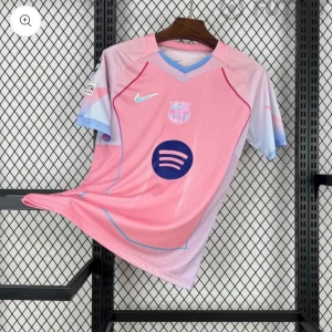 Rosa FC Barcelona fotbollströja Nike - Snygg FC Barcelona fotbollströja i rosa med ljusblå detaljer och klubbmärke på bröstet. Tröjan har korta ärmar, V-ringning och är tillverkad i ett lätt, ventilerande material. Spotify-logga på magen och Nike swoosh på bröstet.
