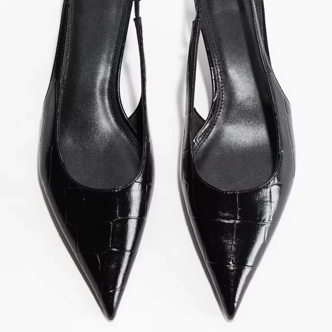 Svarta pumps med spetsig tå