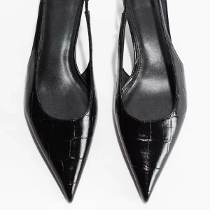 Svarta pumps med spetsig tå - Snygga svarta pumps med låg klack och spetsig tå.  Använda en gång, behagliga och fina för en utekväll med tjejerna eller bara vardag 