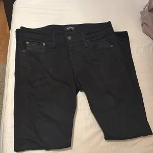 Svarta slim jeans Jack & Jones - Svarta slim fit jeans från Jack & Jones, modell slim/Glenn. Storlek 29/30. Pris kan diskuteras. Passar dig runt 180