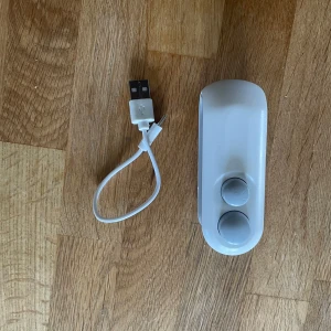 Elektrisk påsförslutare - Smidig elektrisk påsförslutare med USB-laddning, perfekt för att försluta plastpåsar och hålla mat fräsch. Kommer med laddningskabel. Enkel att använda och portabel. Den har även en magnetisk funktion så man kan sätta den på kylen tex. Vi har färgen blå och vit skriv innan du köper.😁