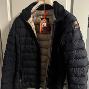 Parajumpers jacka storlek L - Parajumpers jacka Geena, i färgen navy. Storlek L. Den är köpt på Miinto.se för ett tag sen. Säljs i befintligt skick men är sparsamt använd och nästan som helt ny. Man kan scanna qr koden så får man upp att den är äkta. Jätte fin jacka som passar alla årstider. Nypris är mellan 3800-4500kr. 