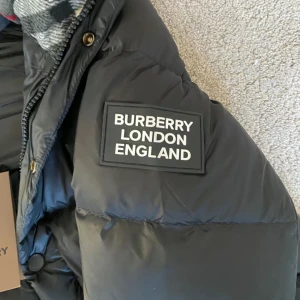 BURBERRY-LONDON-ENGLAND - Storlek M använt för ca 3 månader