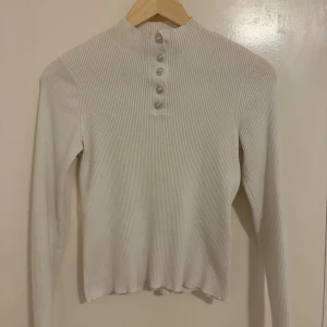 Tröja - Jättefin vit tröja, sitter tajt och snyggt!