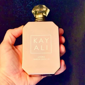 Kayali Utopia Vanilla Coco 21 100 ml - Kayali Utopia Vanilla Coco 21, 100 ml. Enbart testadsprayad ett par gånger. Givetvis förvarad mörkt och svalt. 