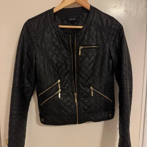 Skinn jacka - Från märket Tindra, skinn som gått av lite på vissa ställen men annars i bra kondition!