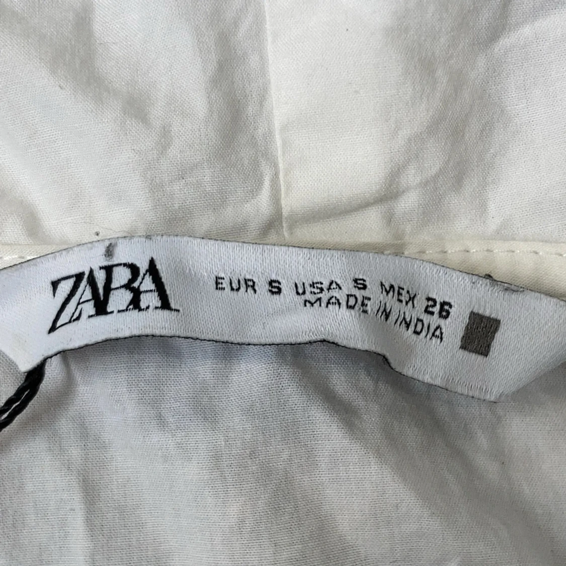 Vit blus med brodyr från Zara - 2