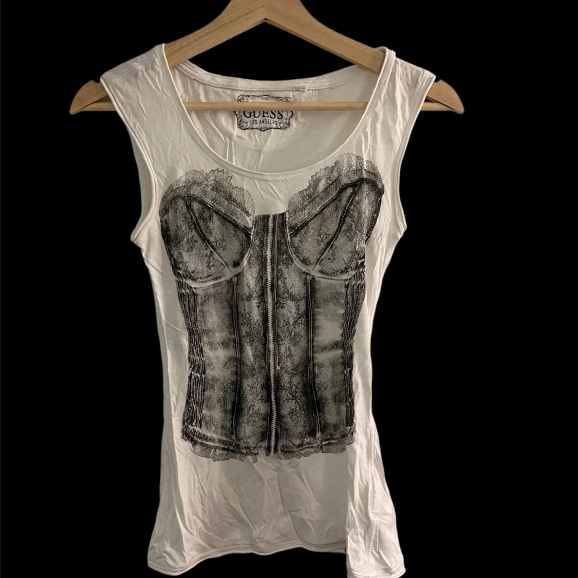 Vit linne-topp med korsettprint Guess