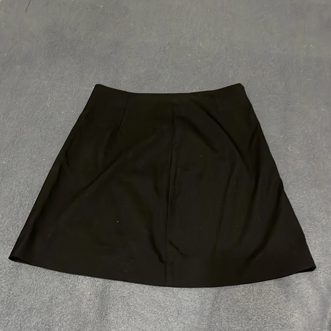 Svart kortkjol från Carin Wester