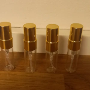 Zara splitpaket 🌼 - 4 stycken 3 ml glasdekanter med spray ✨️Välj bland dessa dofter🔅Toffe dolce🔅Macaroon cream🔅Sensual vanilla🔅Dark romance🔅Violet blossom candy🔅Applejuice crush🔅Strawberry dress🔅Vibrant caramel🔅Cherrybomb🔅Tonka Mystique🔅Tonka Obsession🔅Tonka Cream