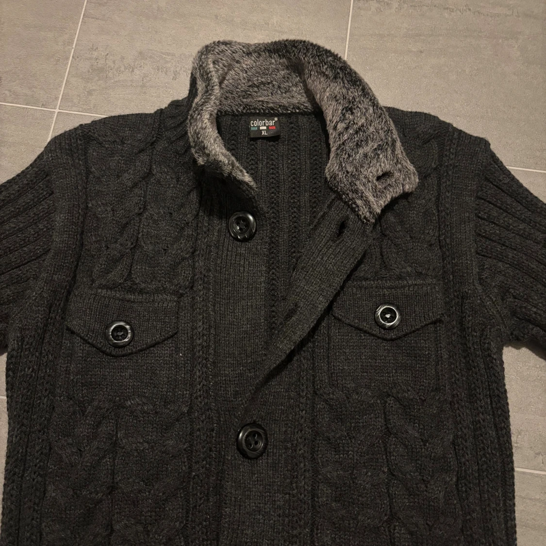 Knitted cardigan med pälskrage - 3