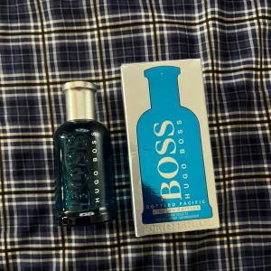 Hugo boss bottled pacific limited edition 50 ml  - Frisk och somrig doft med citron, kokos och träiga toner – inspirerad av hav, sol och frihet. Hugo Boss Bottled Pacific Limited Edition ger en lyxig men avslappnad känsla, perfekt för sommaren.