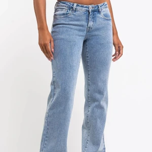 Madlady - Dina 02Low Raka Jeans  - Hej! Säljer ett par ljusblå jeans från madlady i modellen Dina 02Low Raka Jeans. Jag är ca 170 och har storlek 34/regular. I bra skick. Ordinarie pris 799 kr. 